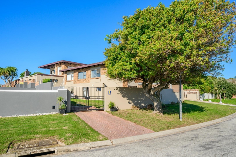 8 Bedroom Property for Sale in Summerstrand Eastern Cape